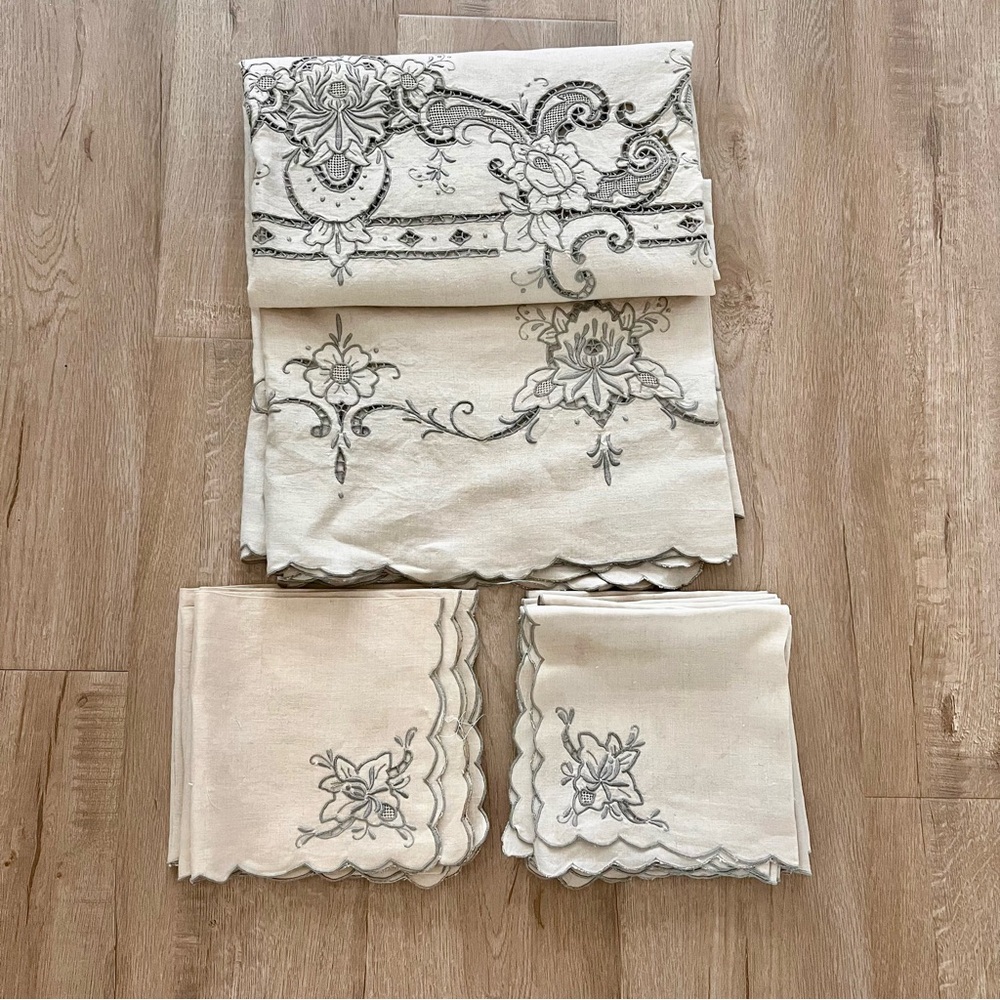 Vtg Madeira Embroidered Cutwork Lace Floral Linen Tablecloth 113”x62” & Napkins - Picture 2 of 10